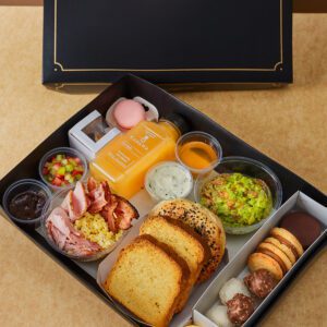 Caja de desayuno del día del padre con panes, bagels, huevo, panceta, jugo, macarrons y más