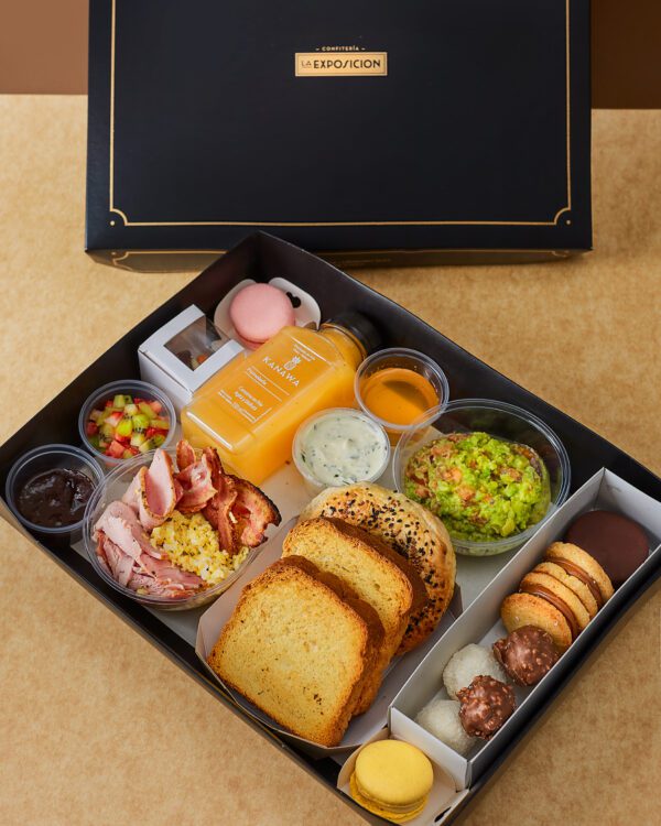 Caja de desayuno del día del padre con panes, bagels, huevo, panceta, jugo, macarrons y más